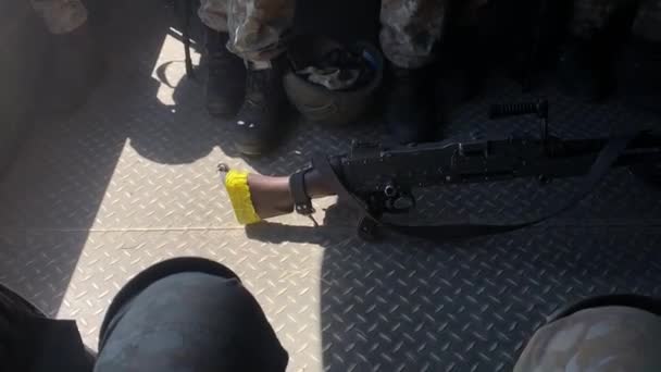 Üniformalı Askerler Askeri Araçta Oturup Saldırı Harekatı Için Saflara Doğru — Stok video