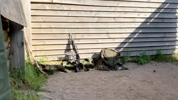 Askerleri Başıboş Silahıyla Askeri Çantasının Yeleğinin Yanına Kapatın Dışarıda Duvar — Stok video