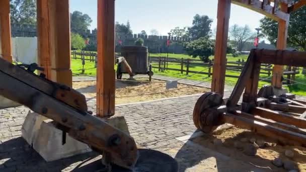 ジョージア州バトゥムのゴニオ要塞 2023年 車輪付き木製の古代の戦車古い傷ローマの戦車 — ストック動画