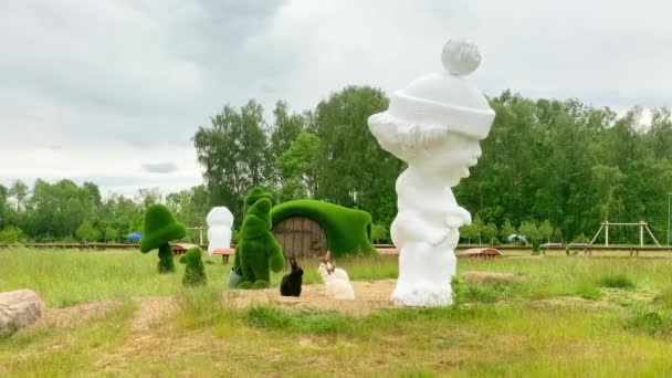Naisiai Litvanya Tavşan Adası Ndaki Beyaz Heykelin Oradaki Güzel Yerli — Stok video