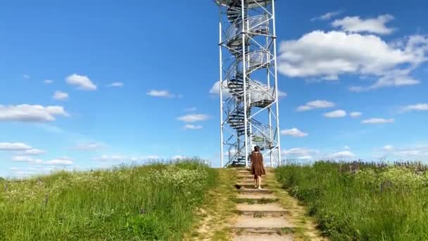 女游客经过观望塔的螺旋形楼梯 用金属台阶施工 了望塔 了望塔或观察点 西伯利亚观测甲板塔 — 图库视频影像