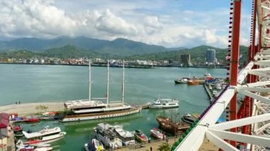 Feribot tekerleği yolcuları, Batumi 'nin kamarasından şehir manzarasına kadar görüş açısına sahiptir. Karadeniz limanı ve tekneleri Gürcistan 'da ünlü bir gezi yeri.