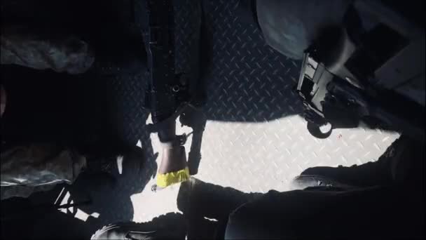 Солдаты Форме Сидят Военном Грузовике Передовой Штурмовой Операции Защищая Страну — стоковое видео