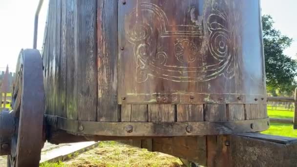 ジョージア州バトゥムのゴニオ要塞 2023年 車輪付き木製の古代の戦車古い傷ローマの戦車 — ストック動画