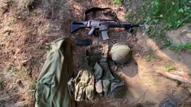 G-36 tüfeği, askeri yelek, miğfer, yerde yatan ceket.