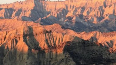 Vashlovani milli parkındaki Mijniskure 'deki güzel kaya oluşumları üzerine Panorama kırmızı günbatımı ışığı. Gürcistan Kafkasya doğal güzellik manzaraları