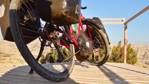 Közelkép Klasszikus Piros Túrakerékpár Nehéz Felszereléssel Négy Pannier Táska Áll — Stock videók