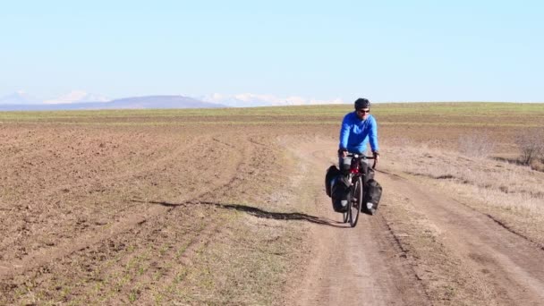 关闭静态前视图男性高加索骑自行车者微笑通过Pov在平静的乡村道路在高加索高山 越野旅行越野旅行 — 图库视频影像