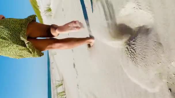 느리게 움직이는 매크로 Macro 수없는 여성은 해변에서 햇볕이 내리쬐는 이국적 — 비디오
