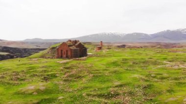 Ani harabelerinin havadan görünüşü. Ani, Kars ilindeki Ortaçağ Ermeni şehri harabeye döndü ve terk edildi. Türkiye 'nin seyahat noktaları