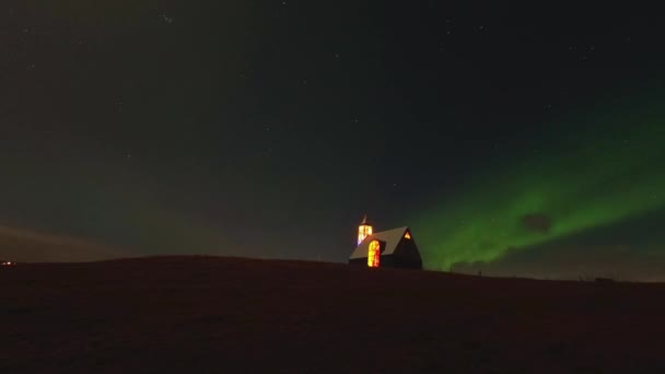 Polarlichter Über Der Schönen Isländischen Kirche Island Bei Nacht — Stockvideo