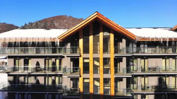格鲁吉亚巴库里亚尼 2022年3月5日 位于格鲁吉亚巴库里亚尼度假滑雪胜地的度假公寓 — 图库视频影像