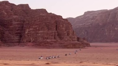 Wadi Mujib 'in ünlü nehir kanyonunda altın renginde suda yürüyen kadın turist. Wadi Mujib Ürdün 'e seyahat ediyor.