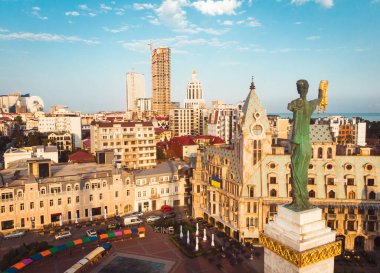 Batumi, Gürcistan - 8 Ağustos 2022: Popüler turizm beldesi Batumi 'de Avrupa meydanındaki Medea heykeli etrafındaki hava dairesi manzarası.