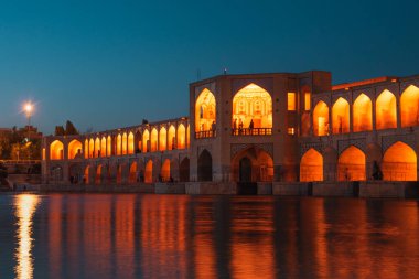 İsfahan, İran - 15 Haziran 2022: İran 'ın İsfahan kentindeki Zayandeh Nehri' nin karşısındaki Eski Khajoo köprüsü.