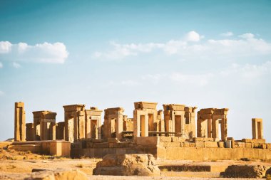 Persepolis, İran - 8 Haziran 2022: Persepolis - antik Achaemenid krallığının başkenti. Antik sütunlar. İran manzarası. Antik İran. Güzel gün doğumu arkaplanı.