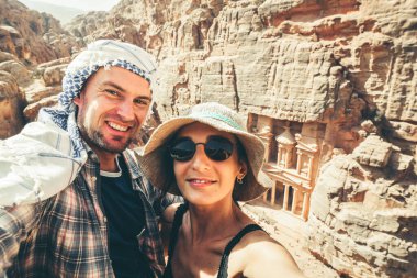 Kafkasyalı turist tebessümü, Petra antik şehrinin keyfini çıkarın. Hazine ya da El-Khazneh tatilde birlikte akıllı telefon fotoğrafı çektirin. UNESCO Dünya Mirası.