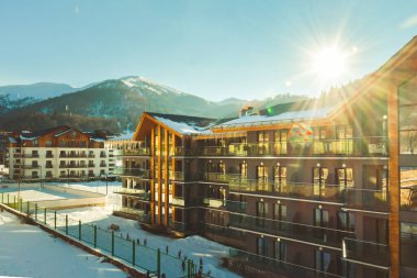 Bakuriani, Gürcistan - 5 Mart 2022: Gürcistan 'daki Bakuriani tatil kayak merkezindeki tatil binaları kiralık konutlar.