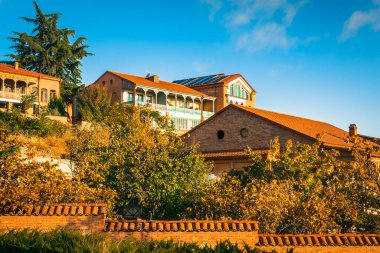 Telavi, Gürcistan - 6. Novermber, 2022: Telavi şehir merkezindeki eski kasabalarda renkli evler, pansiyonlar. Kakheti 'deki tarihi Gürcü mirası, şarap bölgesi.