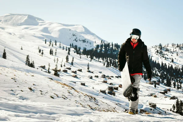 Man Genom Backen Med Snowboard Berg Bakgrunden — Stockfoto