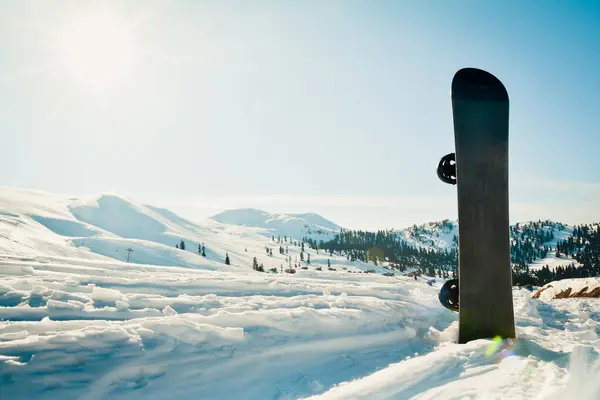 Svart Bas Snowboard Snö Med Vita Berg Bakgrunden Skidorten Goderdzi — Stockfoto