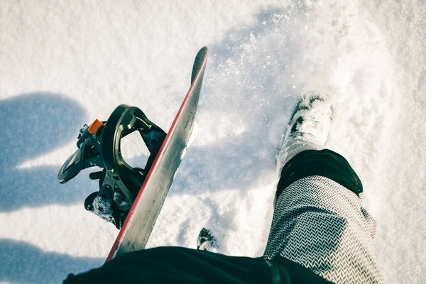 認識されていないスノーボーダーは 丘の上を自由にするためにスノーボードで新雪の上を歩く — ストック写真