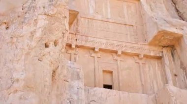 Persepolis, İran - 8 Haziran 2022: Persepolis arkeoloji sahasında oyulmuş taşlar. Pers şehri kaldı ve tarih kavramı