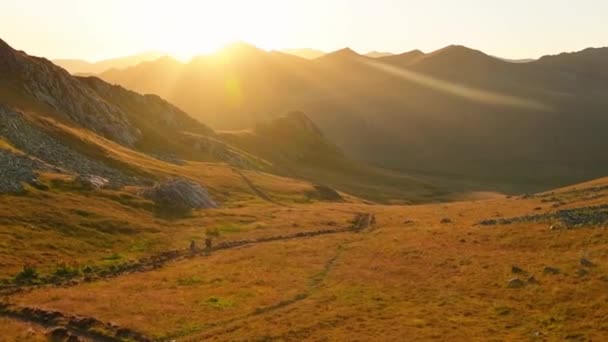 在秋天美丽的落日下 男女远足者一起在户外小径上远足 在高加索高山的远足中 对着阳光活动的人的慢动作 — 图库视频影像