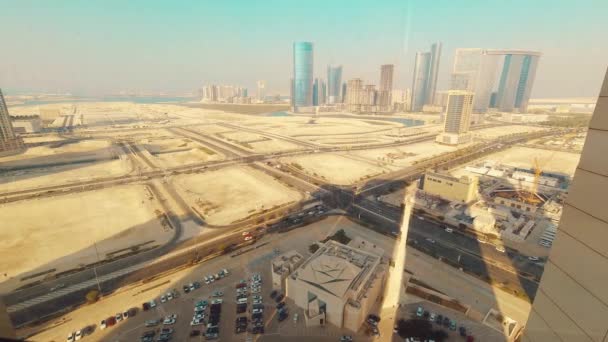 パノラマウィンドウビューは 砂漠の都市シャルジャ地区の高い不動産ビルでズームします アラブ首長国連邦の賃貸マンションの素晴らしい景色と不動産ビジネス — ストック動画