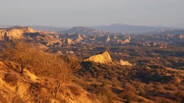 Geceden geceye güzel Vashlovani uçurumları ve manzara zaman aşımına uğrar kanyon üzerinde nadir oluşumlarla doğa arka planı