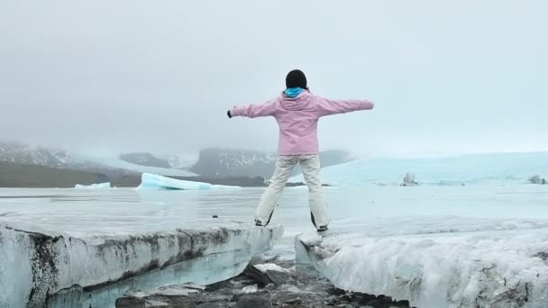 冰岛一位女游客站在美丽的Fjallsjokull冰河边 启发性旅行探索冰岛度假概念 — 图库视频影像
