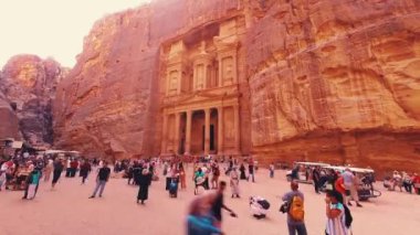 Petra, Ürdün - 7 Ekim 2022: El Khazneh - Hazine, antik şehir Petra, Ürdün. Petra 'nın hazinesi M.Ö. 1. yüzyılda inşa edildi. Nabatean Kralı III. Aretas tarafından