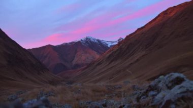 Güzel Juta Vadisi yürüyüş güzergahı manzaralı dağ karlı tepe arkaplanı. Kazbegi Ulusal Parkı manzarası