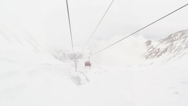 Timelapse White Red Closed Ski Lift Cabins Fast Motion Cable — Wideo stockowe