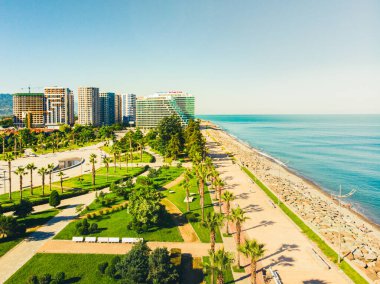 Güneşli yaz havasında güzel Batumi plajının havadan panoramik manzarası. Batumi, Gürcistan 'ın Özerk Adjara Cumhuriyeti' nin başkentidir..