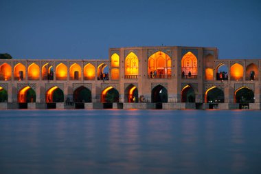 İsfahan, İran - 15 Haziran 2022: Eski Khajoo köprüsü, İran 'ın İsfahan kentindeki Zayandeh Nehri' nin karşısı.