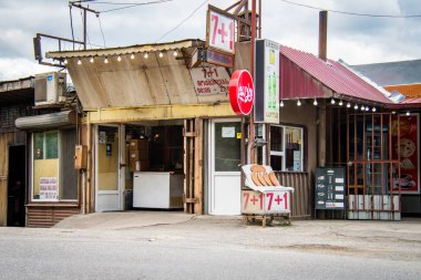 Gürcistan - 25 Temmuz 2022: Tiflis-Batumi yolundaki yol kenarındaki fırınlar. Gürcistan 'daki ünlü tatlı Nadzuki fırınları.