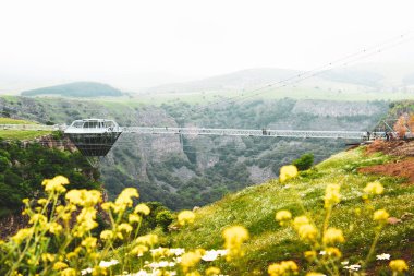 Dashbashi, Gürcistan - 19 Haziran 2022: Gürcistan kırsalındaki manzaralı dashbashi vadisi üzerindeki cam köprü üzerindeki Aerial view Elmas şekilli platform. Vadinin üzerindeki ünlü modern köprü