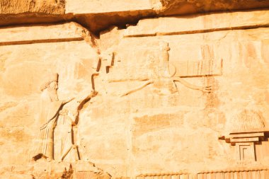 Persepolis, İran - 8 Haziran 2022: Persepolis arkeoloji sahasında oyulmuş kayaları kapatın. Pers şehri kaldı ve tarih kavramı