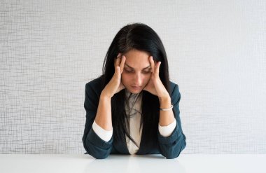 Ofisteki Kafkas kadın çalışanı iş yerinde stresli olduğu için endişeli. Boşluk arkaplanı kopyala