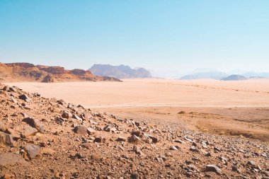 Ürdün 'deki en iyi hava manzaralı Wadi Rum Çölü açık mavi gökyüzü ve kayalık arazisiyle.