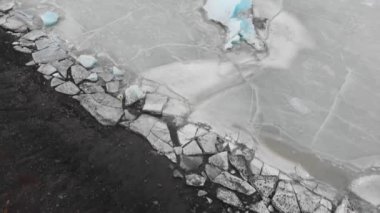 İzlanda 'da bulutlu bir günde Fjallsjokull buzulunu eriten dramatik manzara. İzlanda 'daki Fjallsrln' in muhteşem buzul gölü