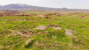 Ani hava görüşü - Ermeni başkenti geçmişten. Kiliseleri harabelerle dolu bir plato. 