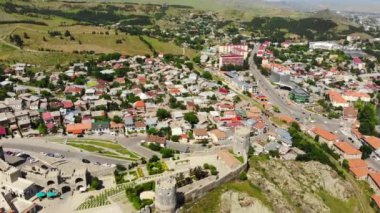 Birds view Akhaltsikhe town panorama ile ünlü turist eğlencesi Rabati kalesi