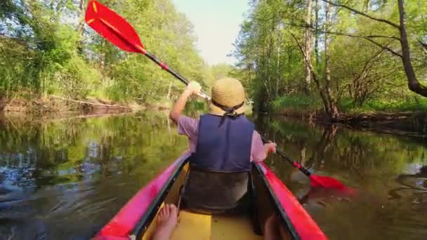 リトアニアの美しい田舎の川で女性の背後ビューとネットハットケイキング Zemeina アクション カメラ Pov ガール パドリング カヌー ボート — ストック動画