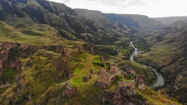 Luftaufnahme Dramatische Landschaft Mit Historischen Ruinen Der Festung Tmogvi Mit — Stockvideo