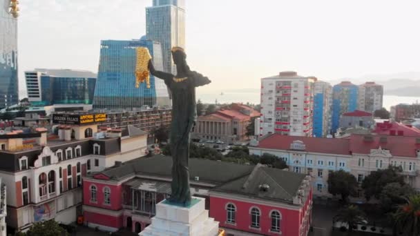 Батуми Грузия Августа 2022 Года Воздушный Круговой Вид Вокруг Статуи — стоковое видео