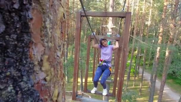 Hbh Palanga Lituania 2023 Mujer Sola Pistas Obstáculos Desafiantes Parque — Vídeo de stock