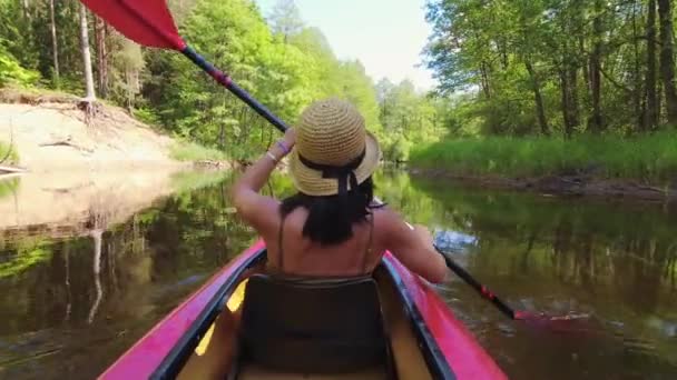 Nehirde Kayak Yapan Çift Litvanya Nın Zemeina Nehrinde Kano Süren — Stok video