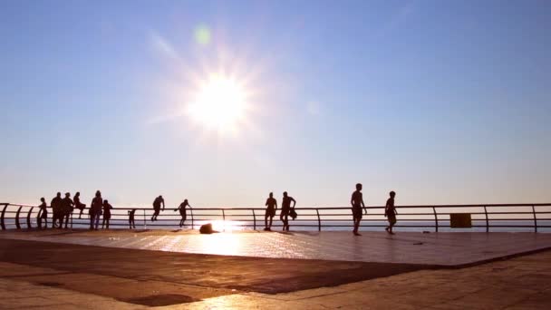 静态复制空间模糊了背景游客在拥挤的夏季海滩上的海上放松 故意模糊效应滤波器 — 图库视频影像